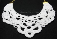 Horgolt nyakék, fehér, aranyozott lánccal